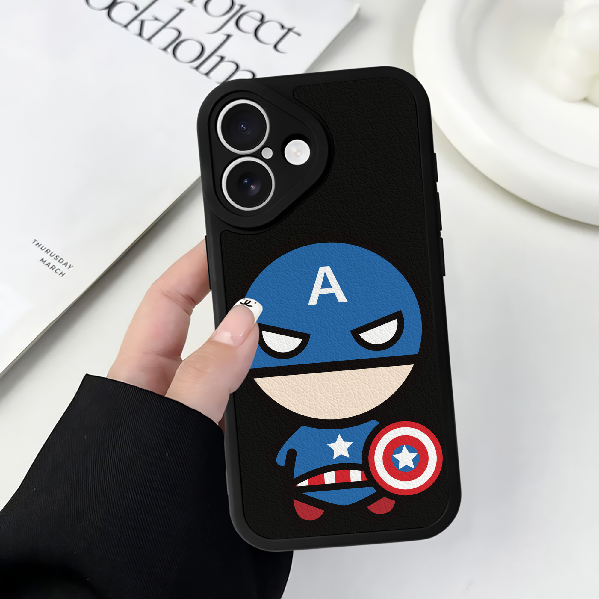 （画像用） アベンジャーズ The Avengers 【iPhone 16シリーズ対応】シリコンスマホケース（レザー調） 材質：シリコン
